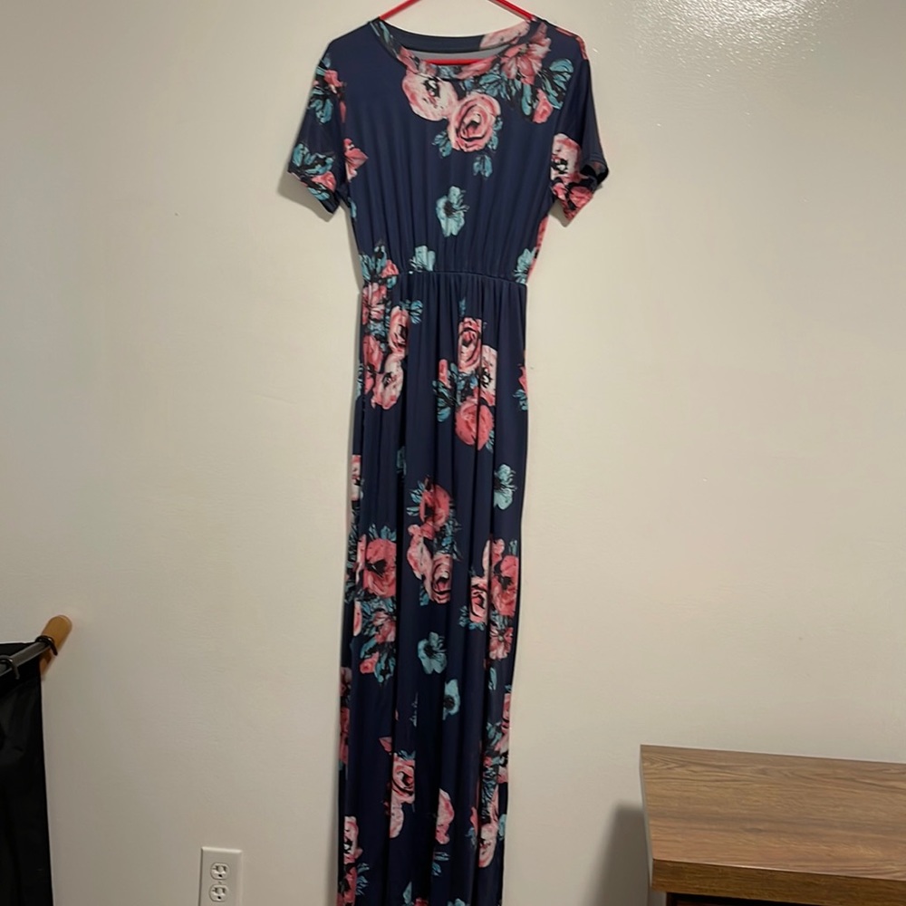 Blue floral maxi dress. Has pockets :) in great condition!